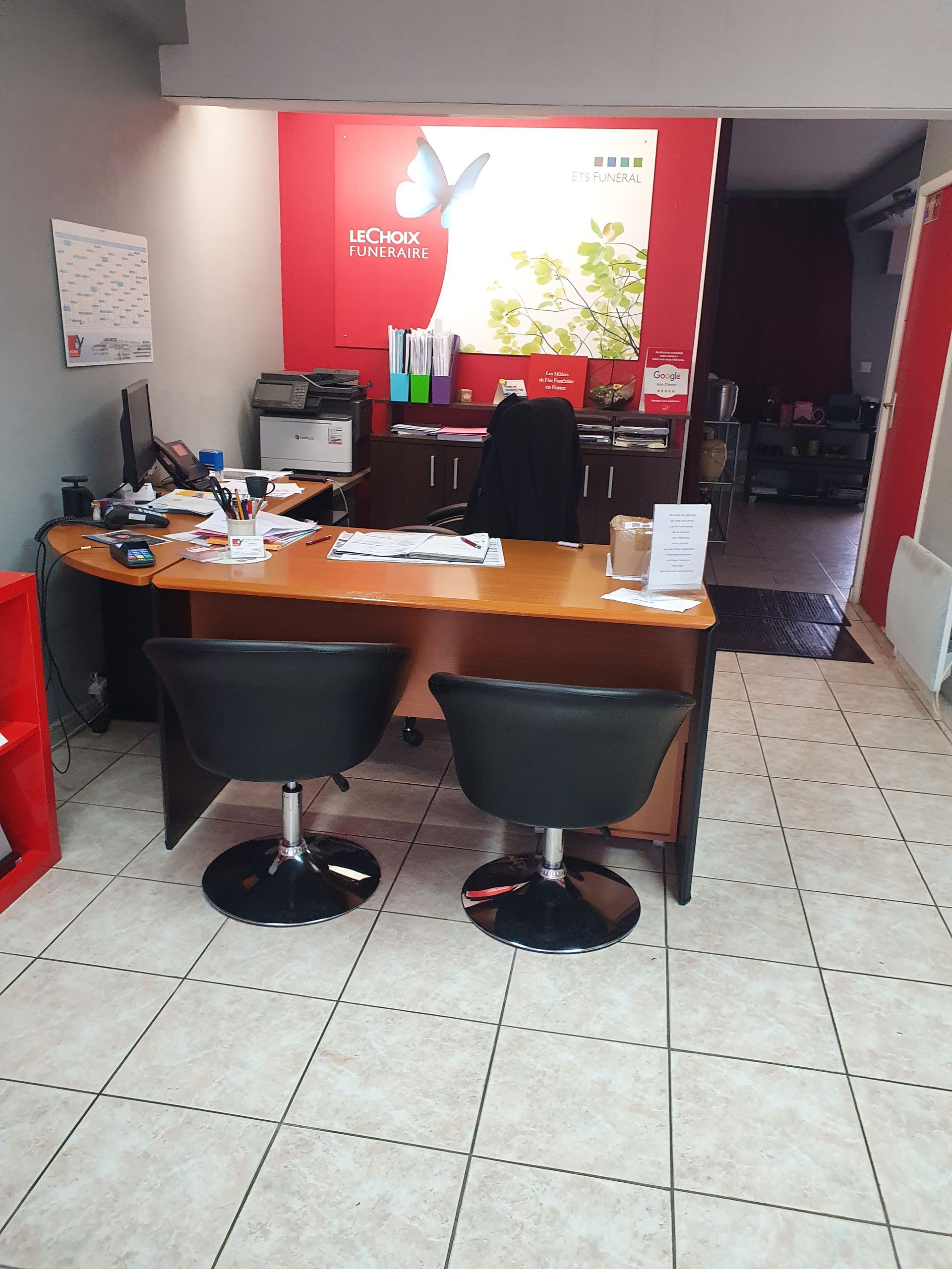 Bureau et chaises à Funéral Béziers avec affiche Le Choix Funéraire