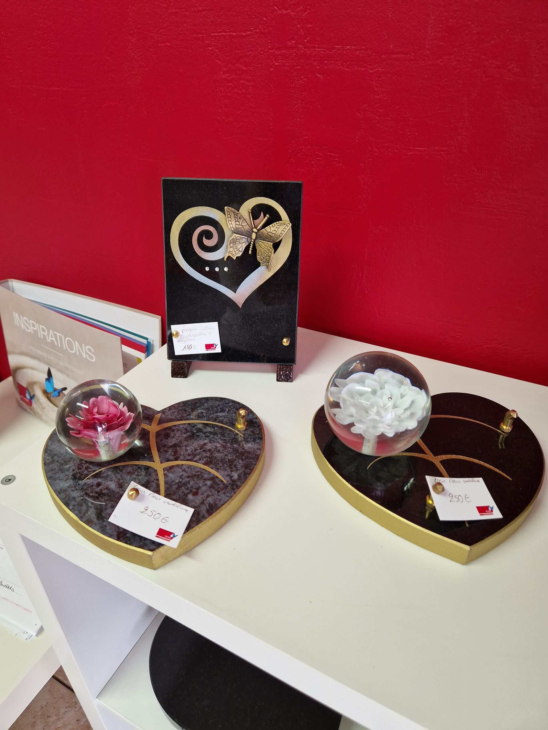 Plaques funéraires en forme de coeur