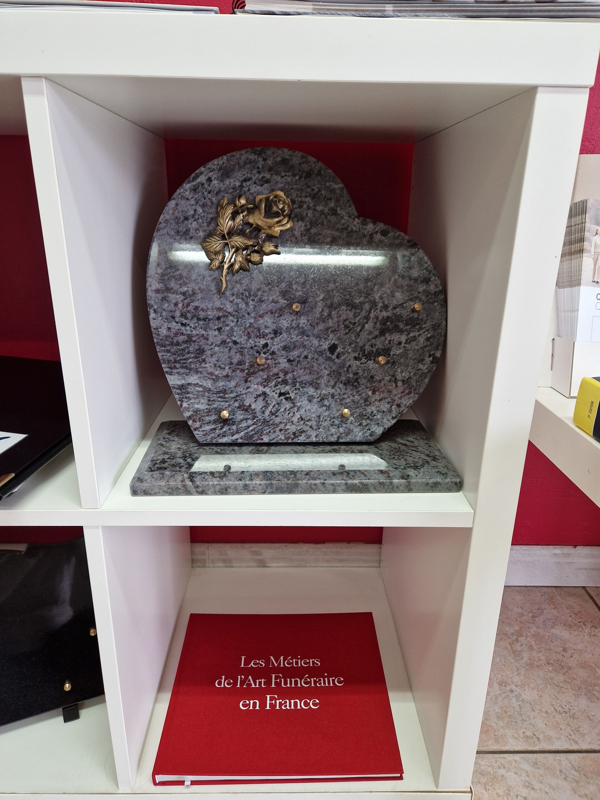 Plaque en marbre gris avec rose en or