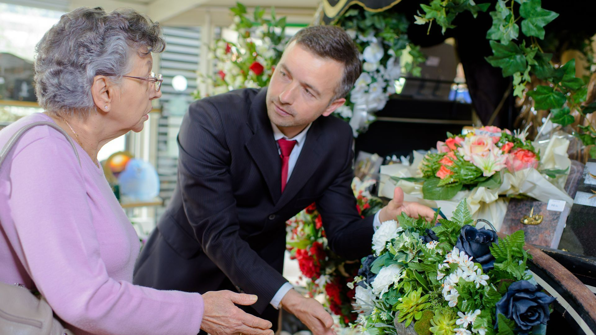 Vendeur en train de proposer des fleurs