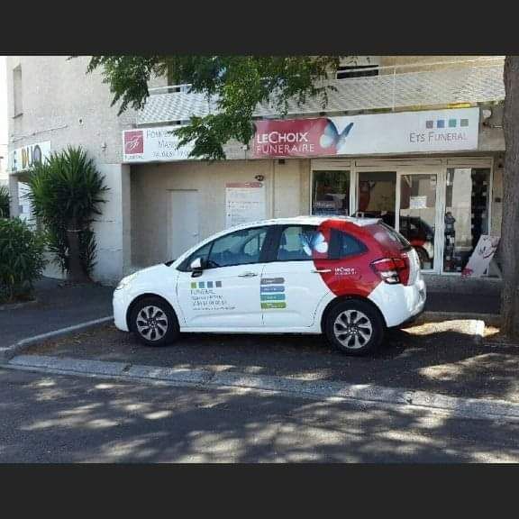 Voiture aux couleurs du Choix Funéraire