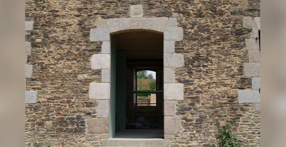 Rénovation façade pierre. Bédier à Cornillé en Ille et Vilaine