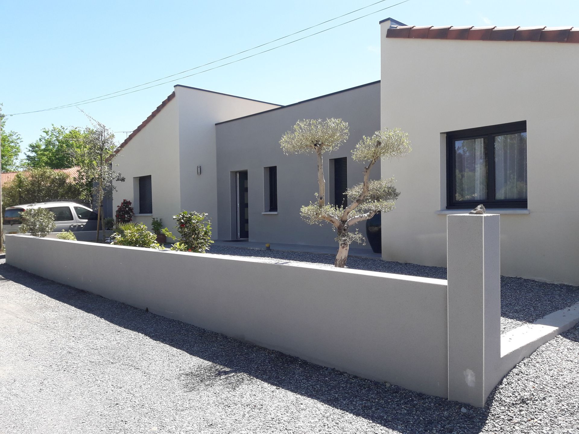 Une maison avec des fenêtres noires