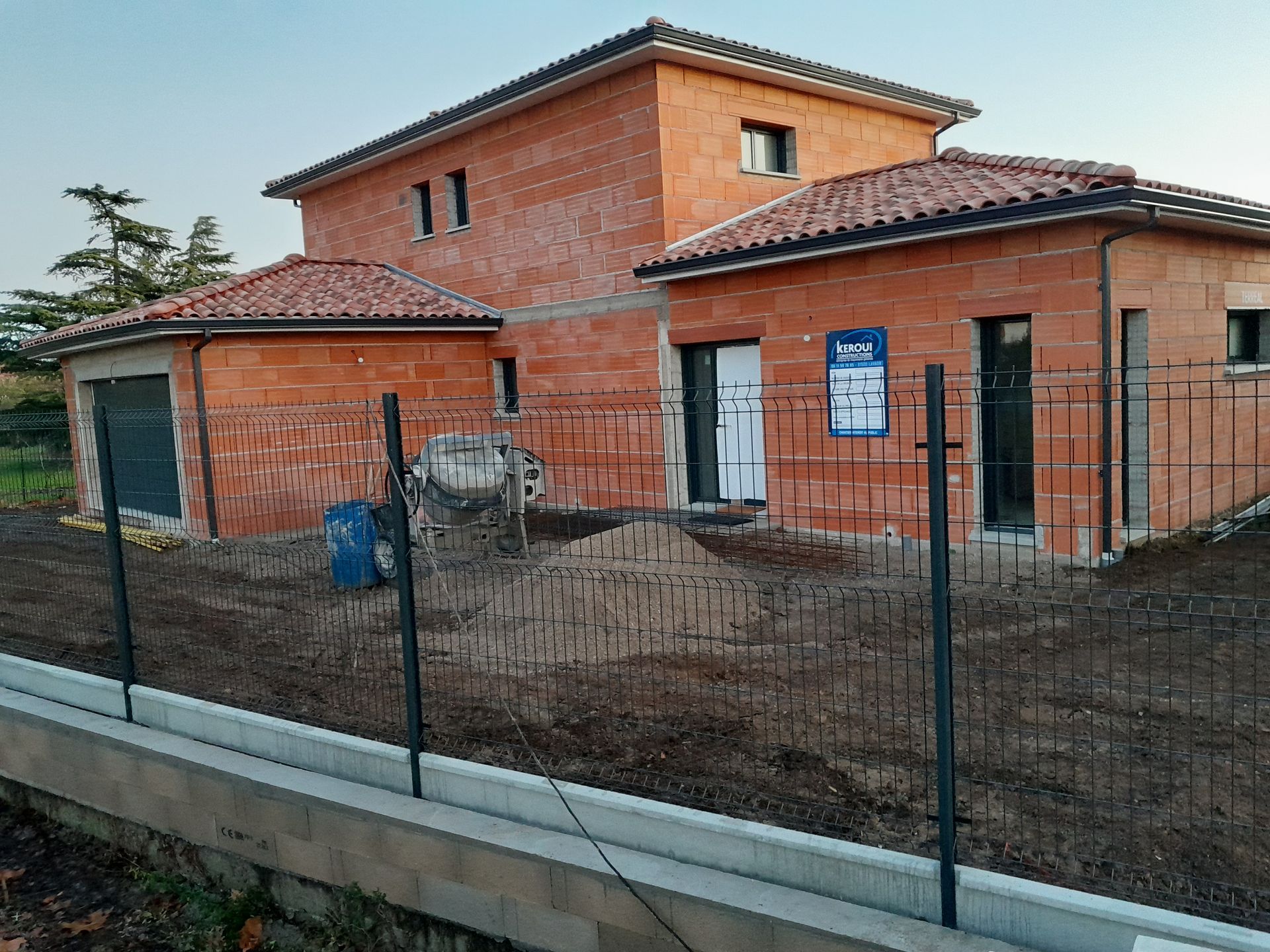 Une maison en construction et une bétonnière