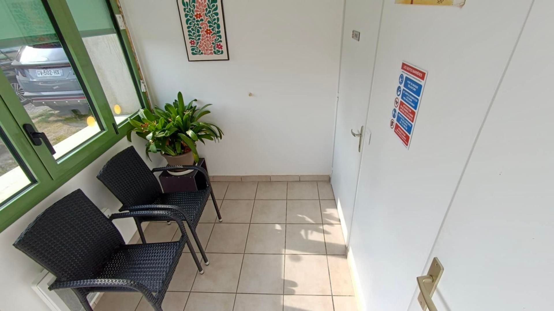 Icônes de contact en 3D posés sur une table