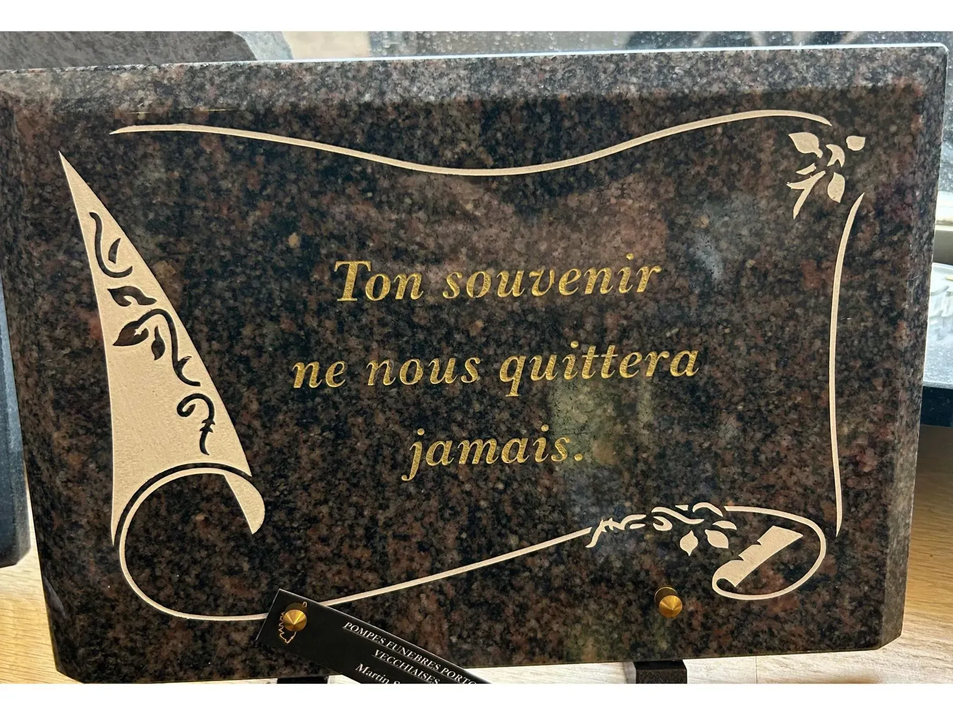 Plaque funéraire avec des inscriptions