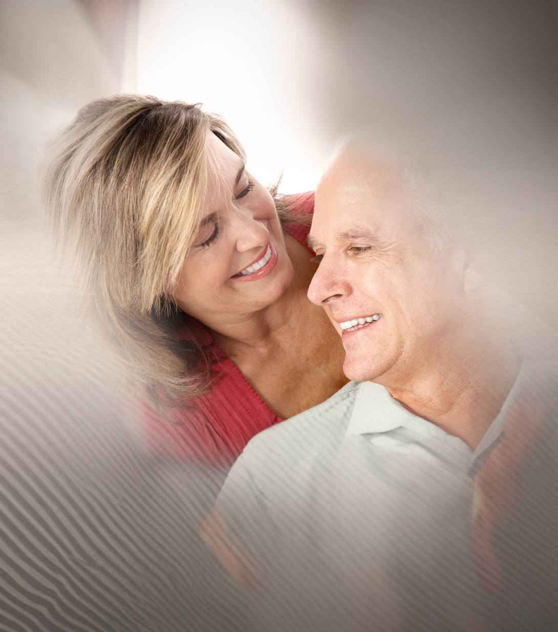 Une femme regarde un homme