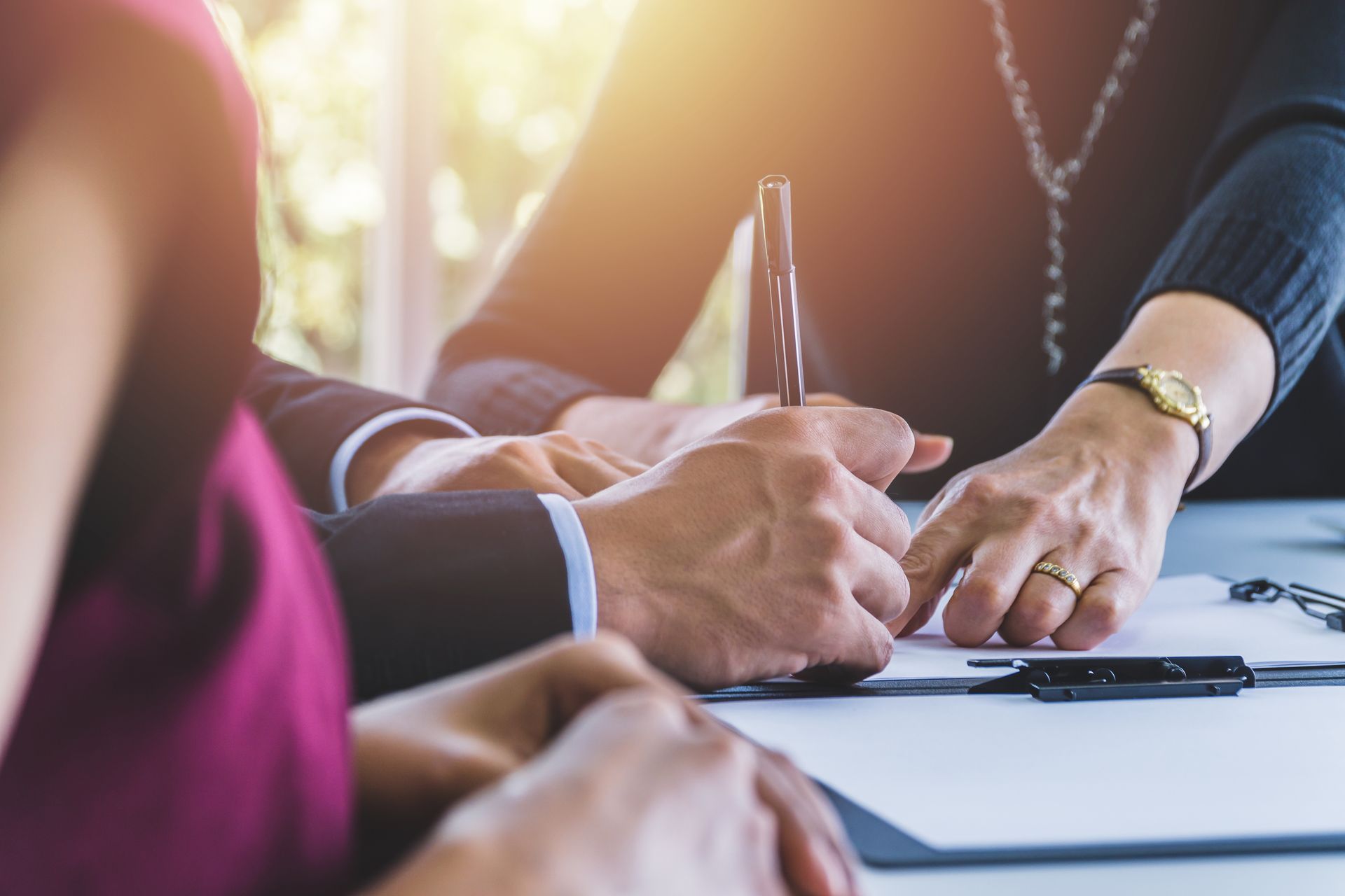 Des personnes autour de documents