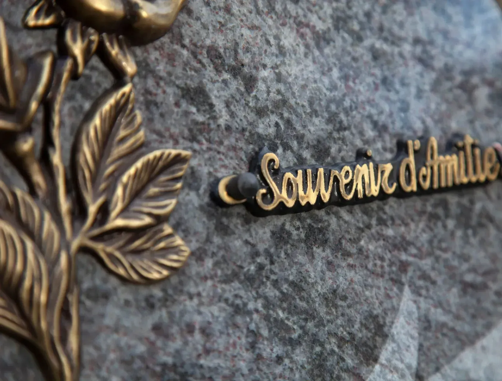 Une plaque tombale en forme de la Corse