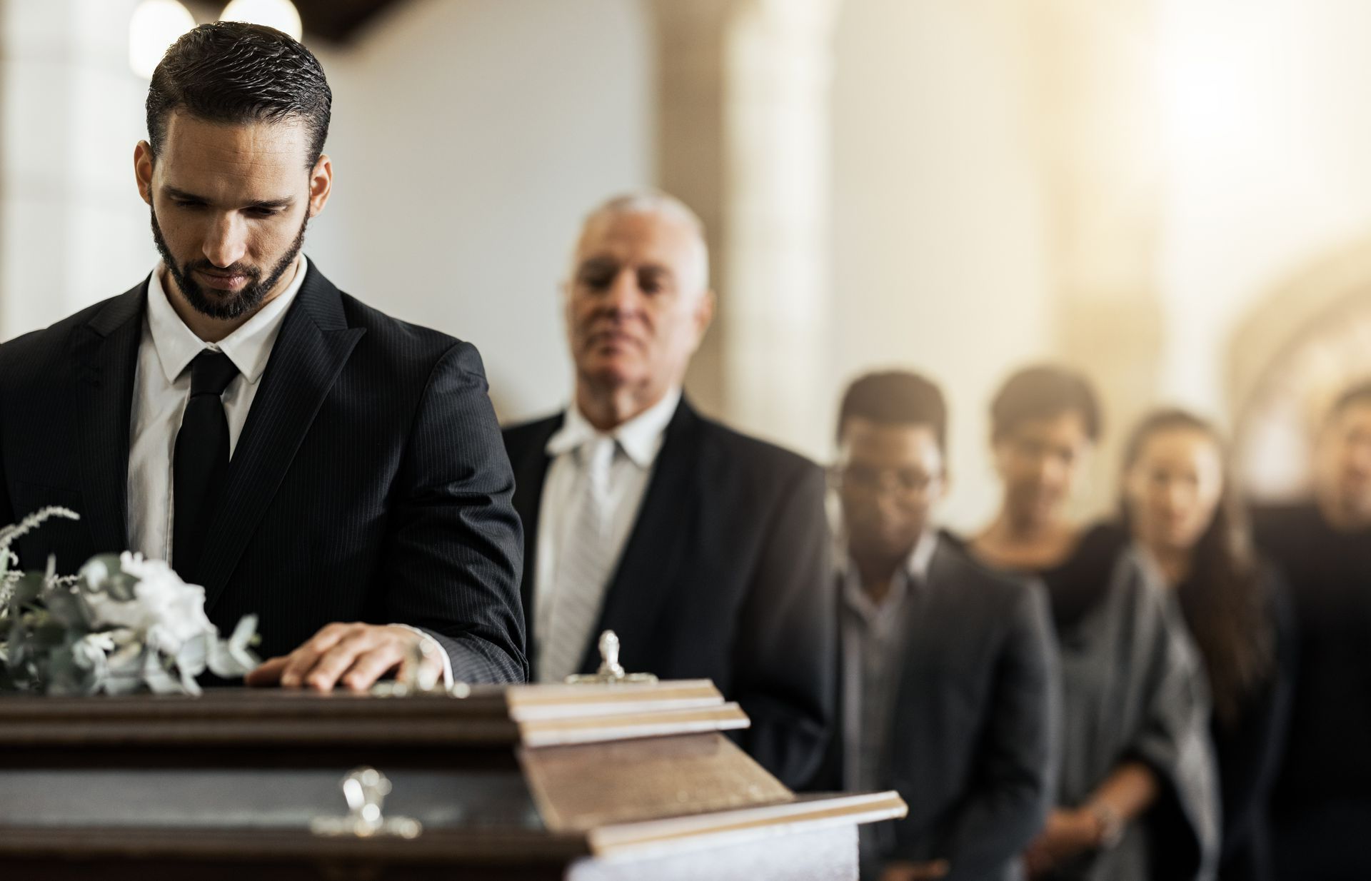 Des personnes font le deuil pendant une cérémonie funéraire