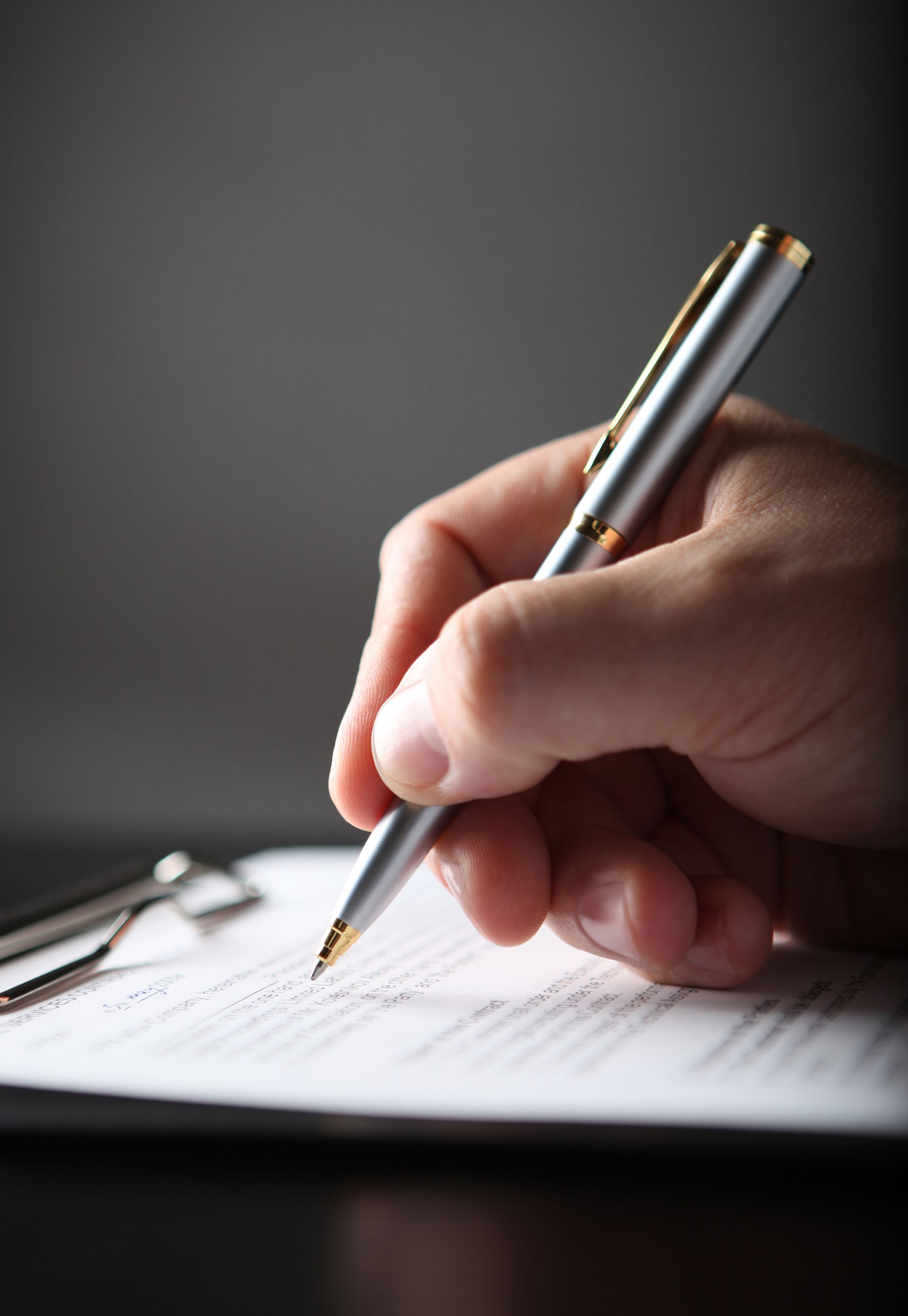 Une personne écrit sur un document