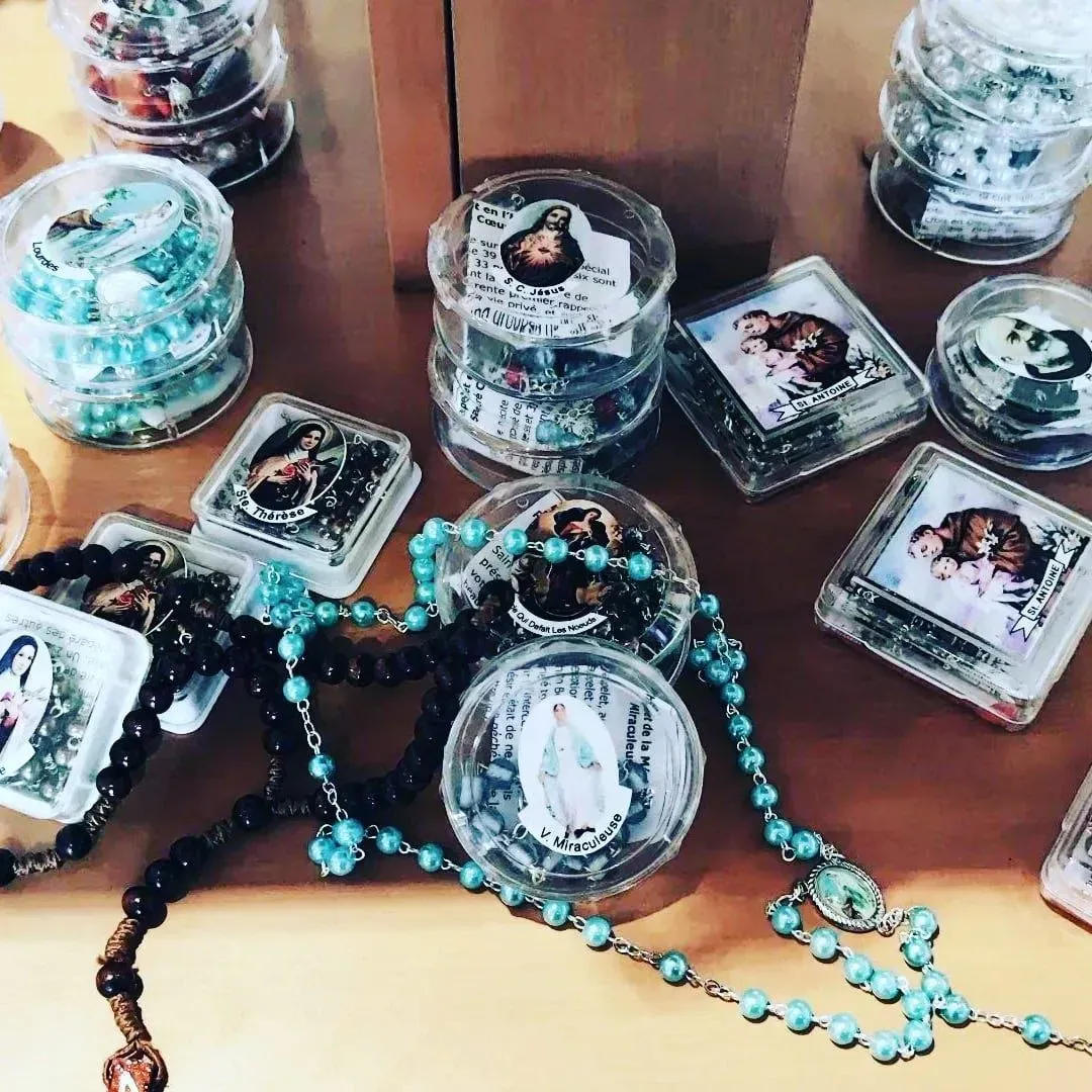 Divers ornements funéraires