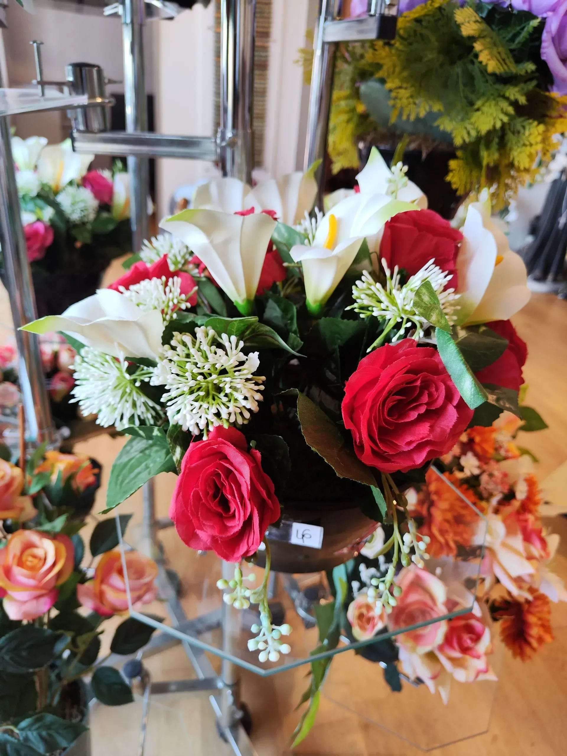 Des fleurs funéraires rouges et blanches