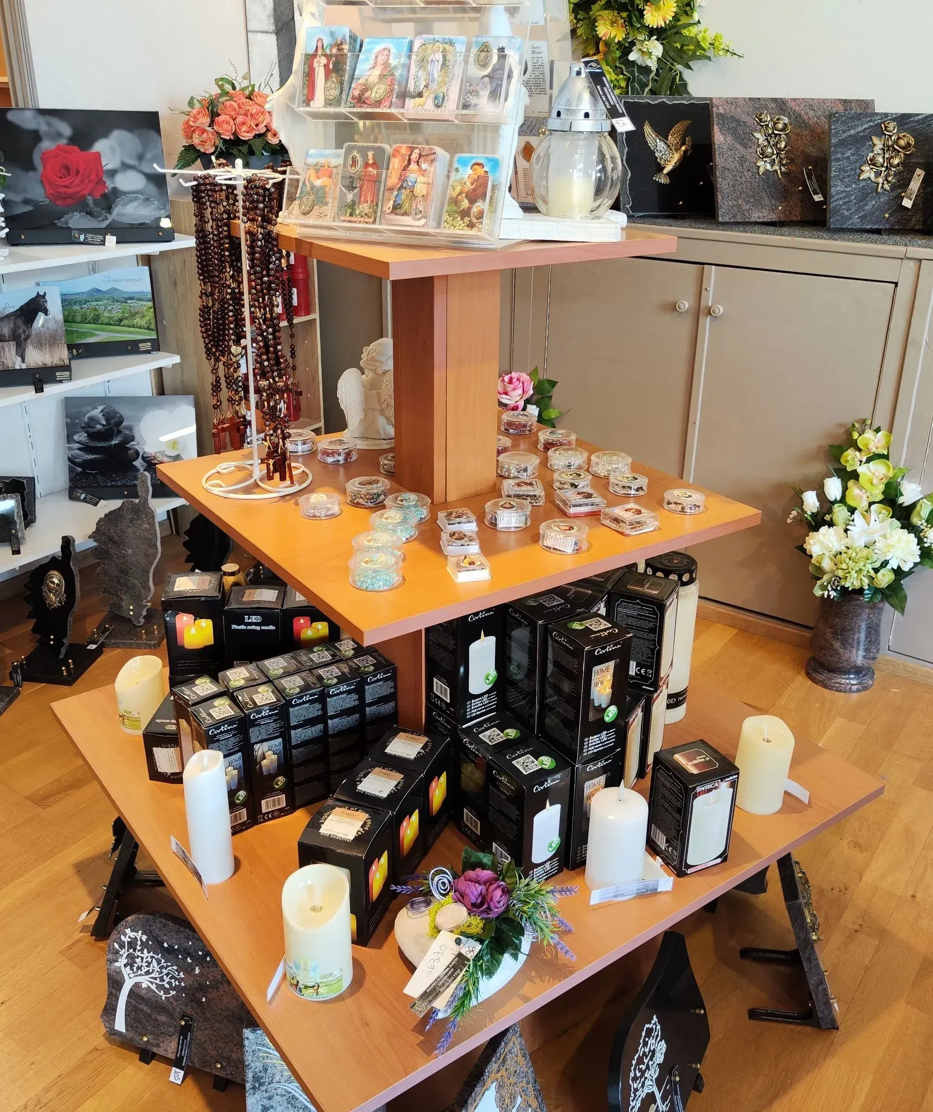 Un présentoir avec des ornements funéraires