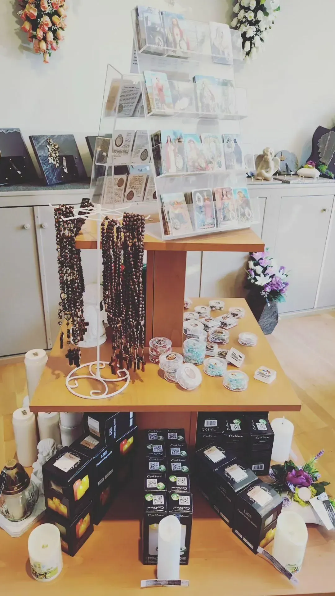 Présentoir avec des bougies