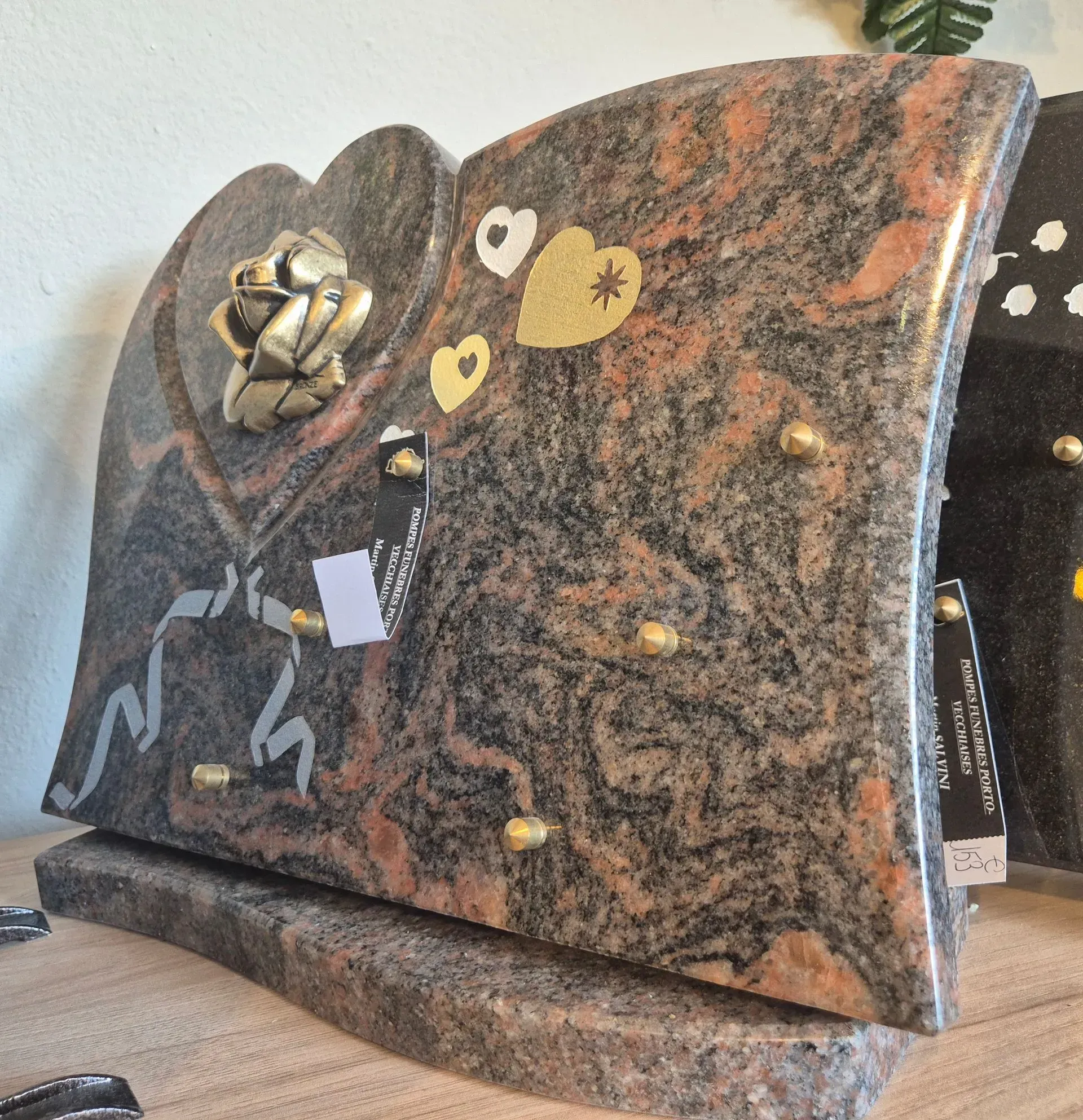 Plaque avec gravures