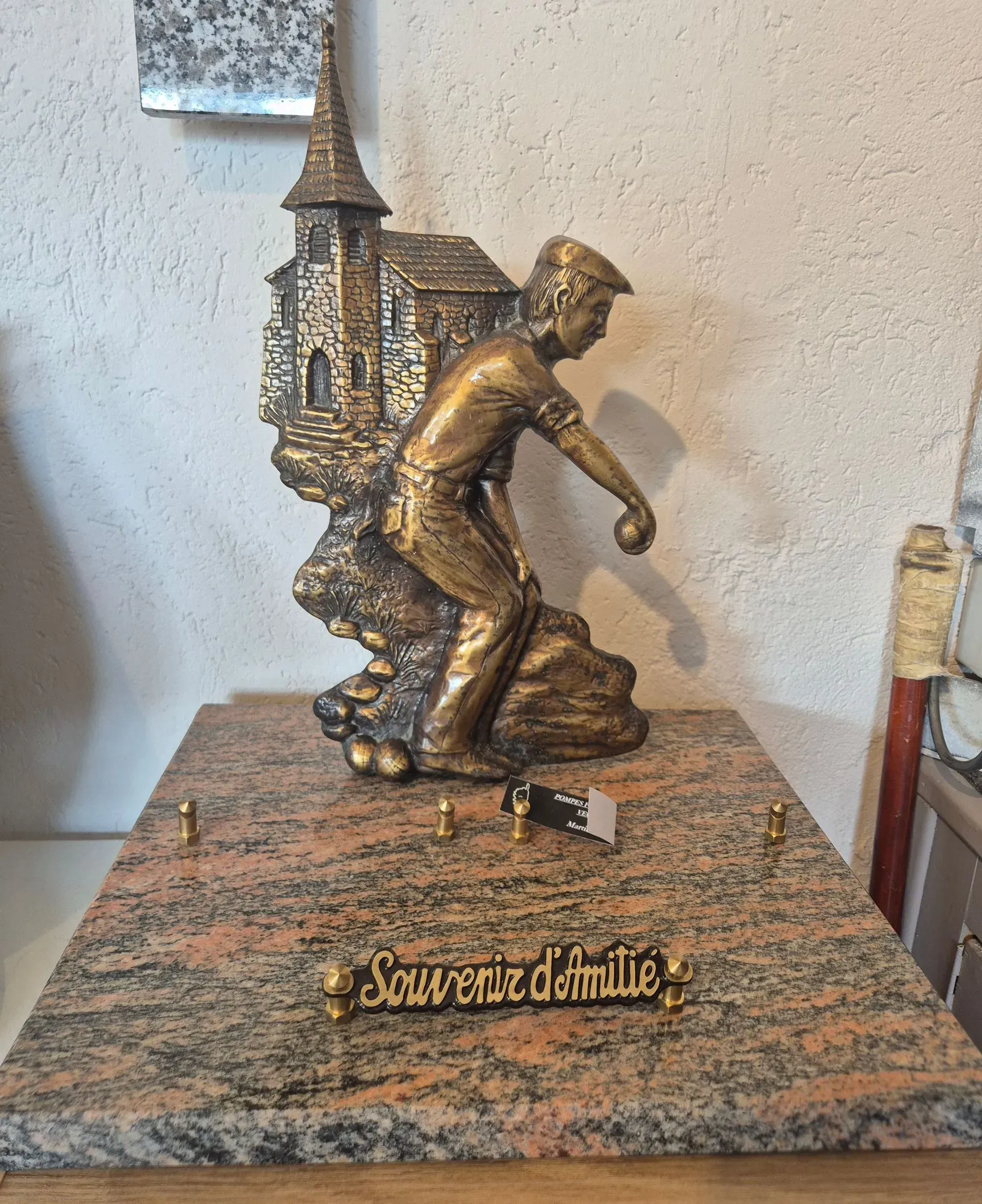 Statuette sur une plaque funéraire
