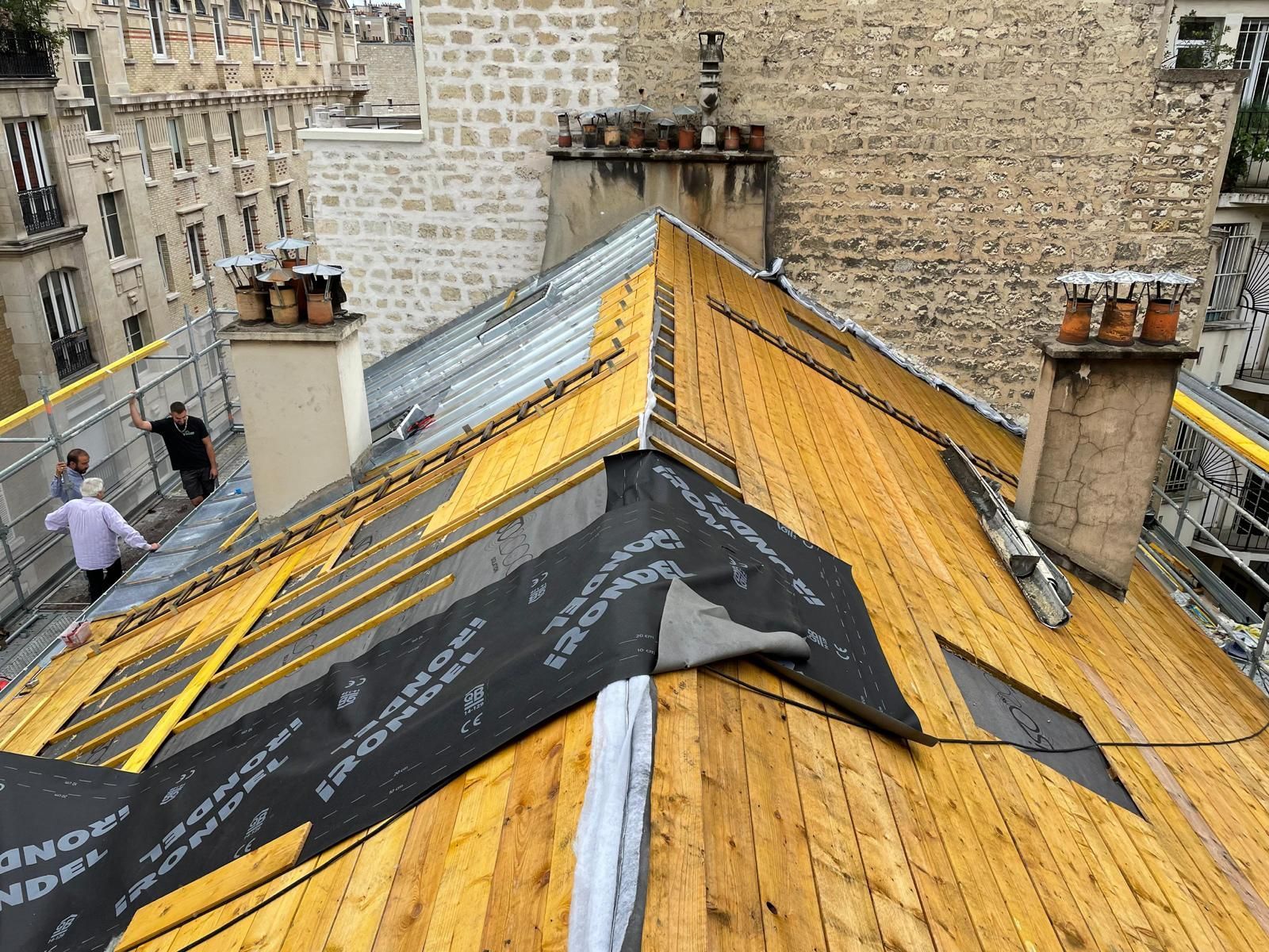 Pose d'un écran sous toiture