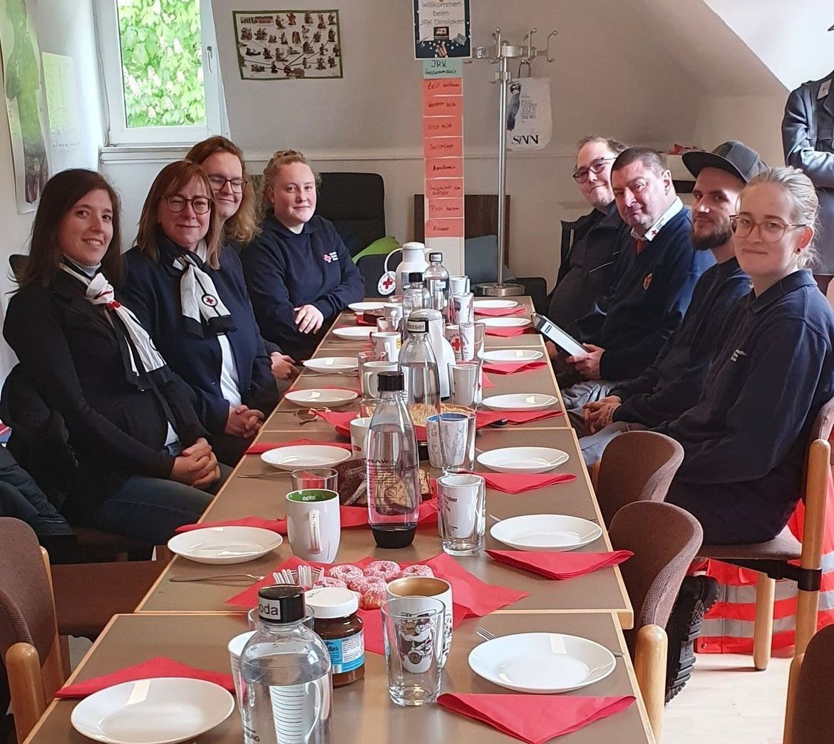 Eine Gruppe von Menschen sitzt an einem langen Tisch