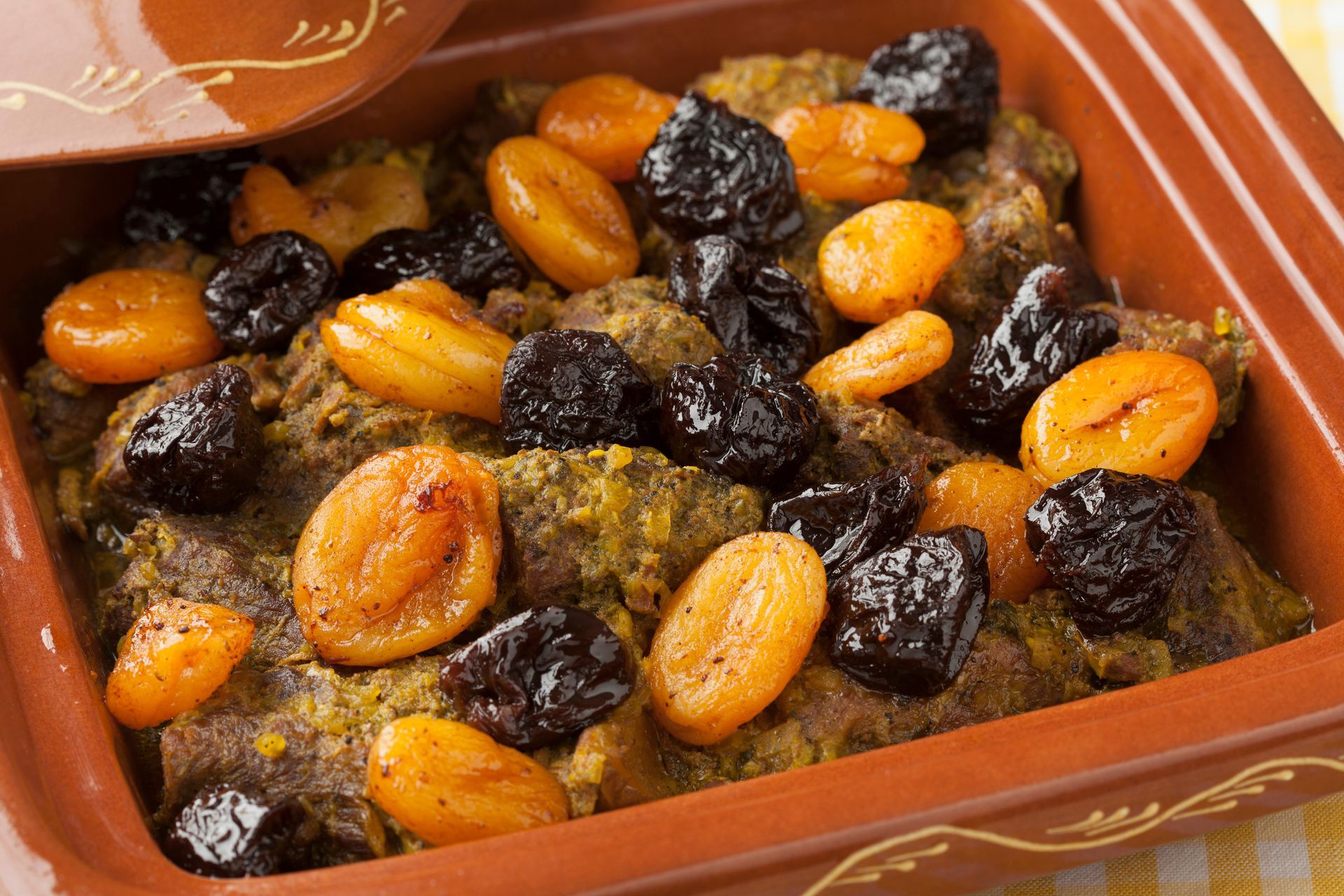 Tajine garni d'abricots et de pruneaux