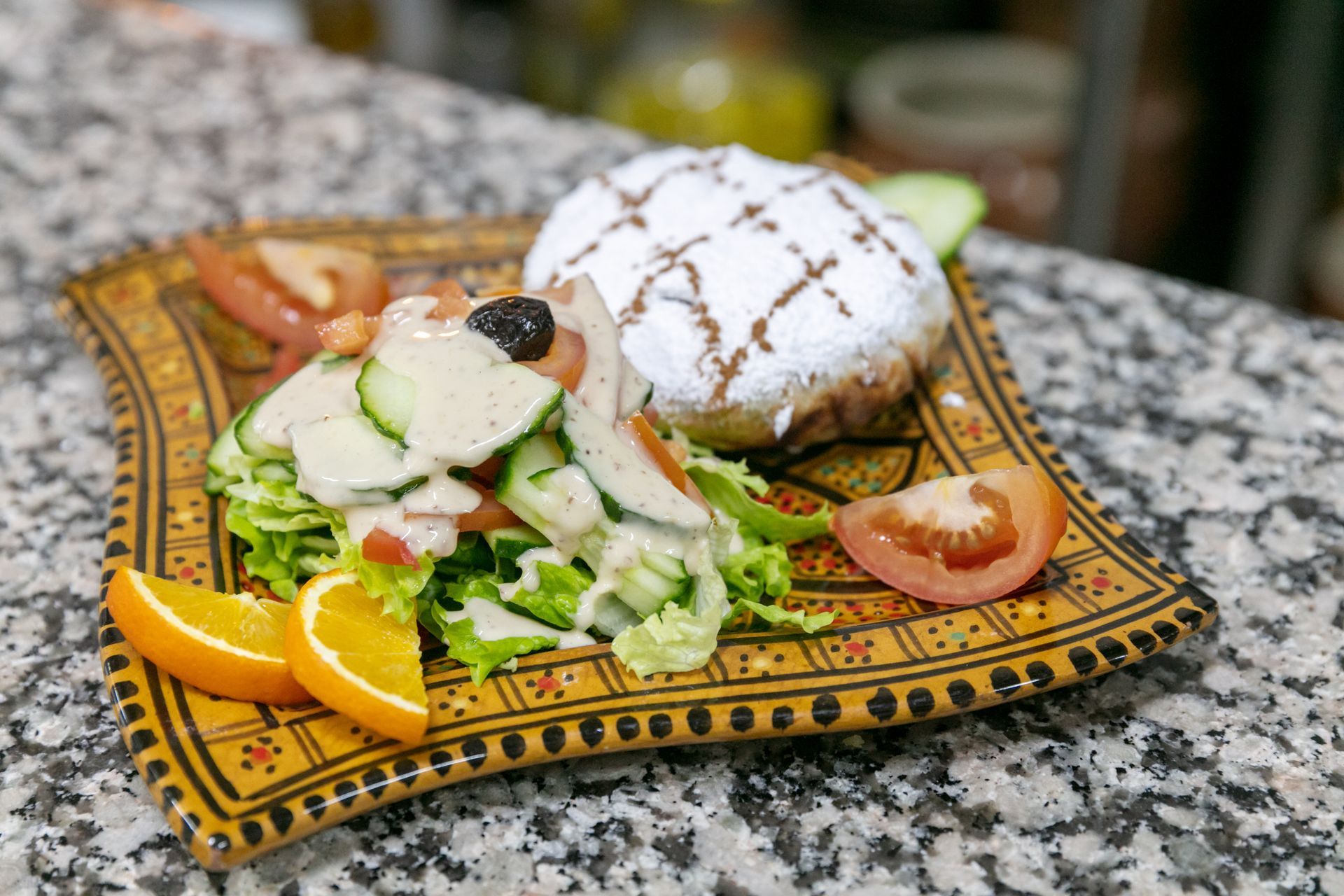 Salade orientale avec des légumes et des fruits