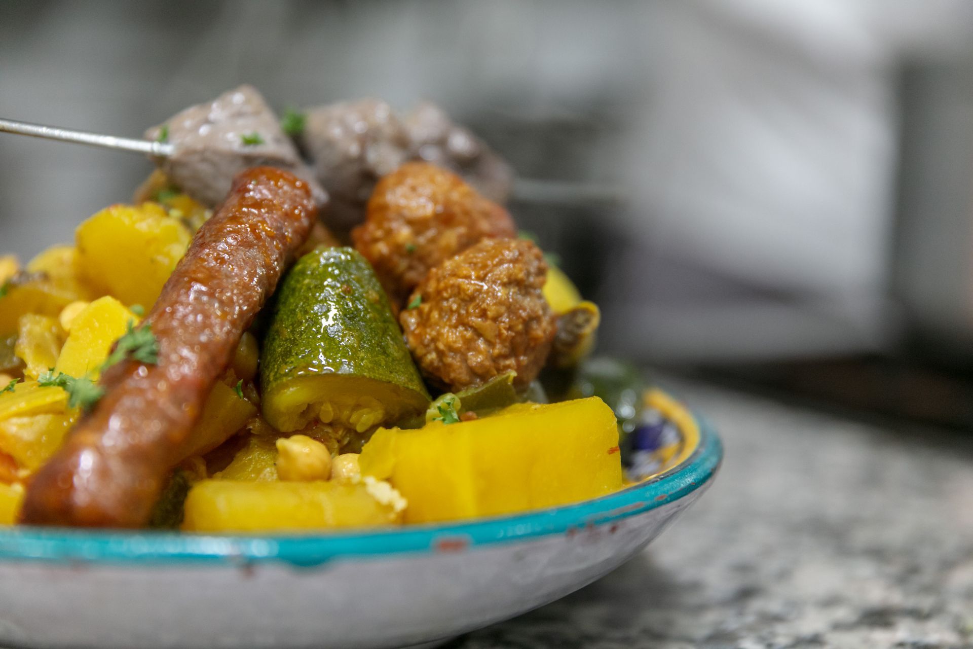 Assiette de saucisses grillées et de brochettes avec des légumes colorés sur une table