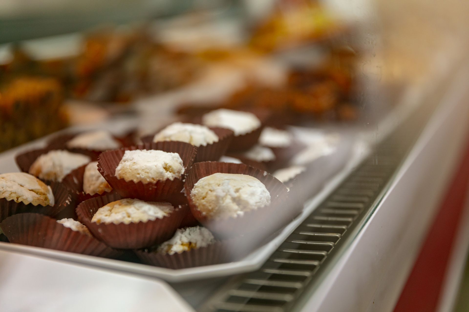 Plateau de gâteaux orientaux avec un glaçage blanc dans une vitrine