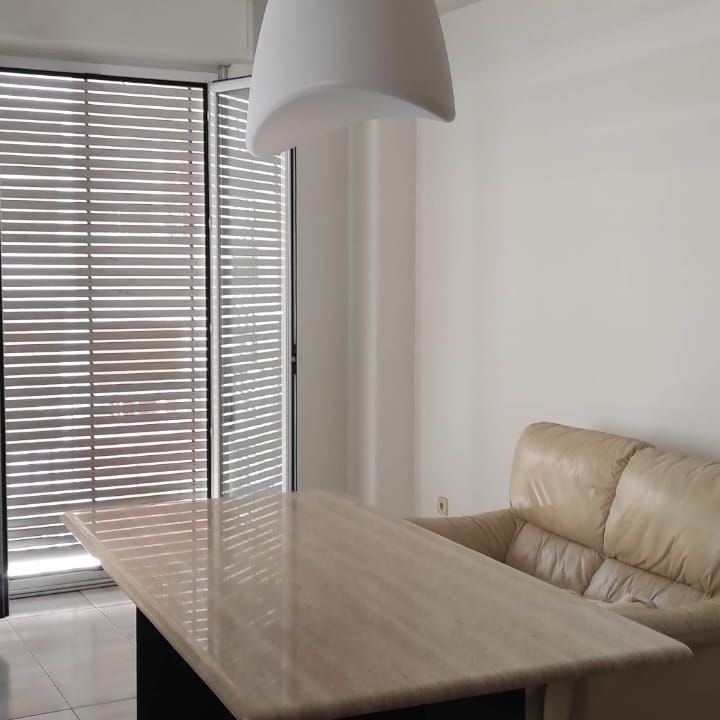 Una sala de estar con una mesa y un sofá