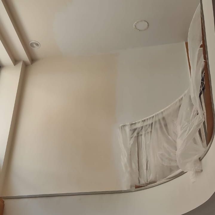 Una escalera con barandilla y un techo recubierto de plástico.