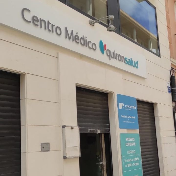 Un edificio con un cartel que dice centro medico quironsalud