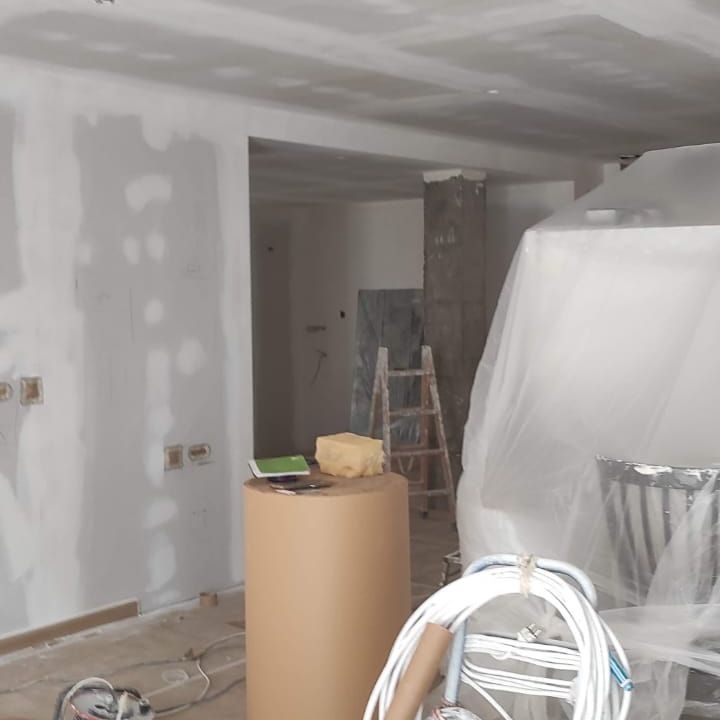 Una habitación en construcción con un cilindro de cartón en el medio.