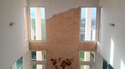 Una habitación grande con un mapa del mundo en la pared.