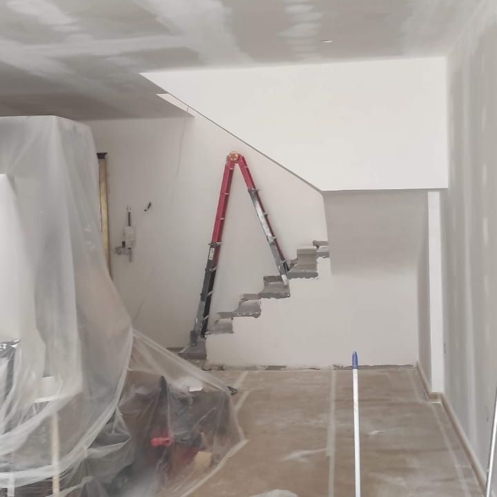 Una habitación con una escalera y escaleras en ella.