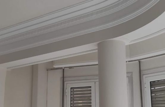 Un primer plano de un techo con columnas y ventanas.
