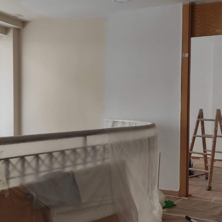 Una habitación con una barandilla y una escalera en ella.