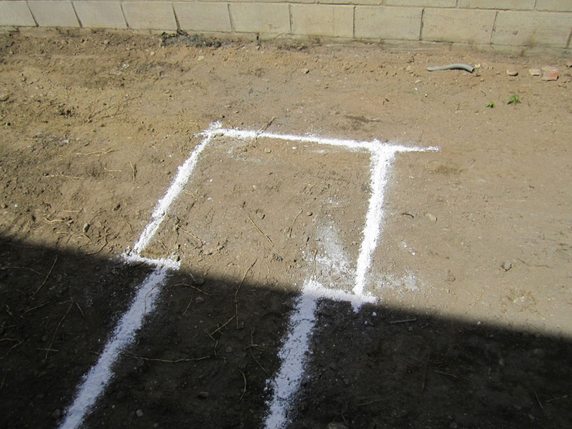 Se dibuja una línea blanca en la tierra del suelo.