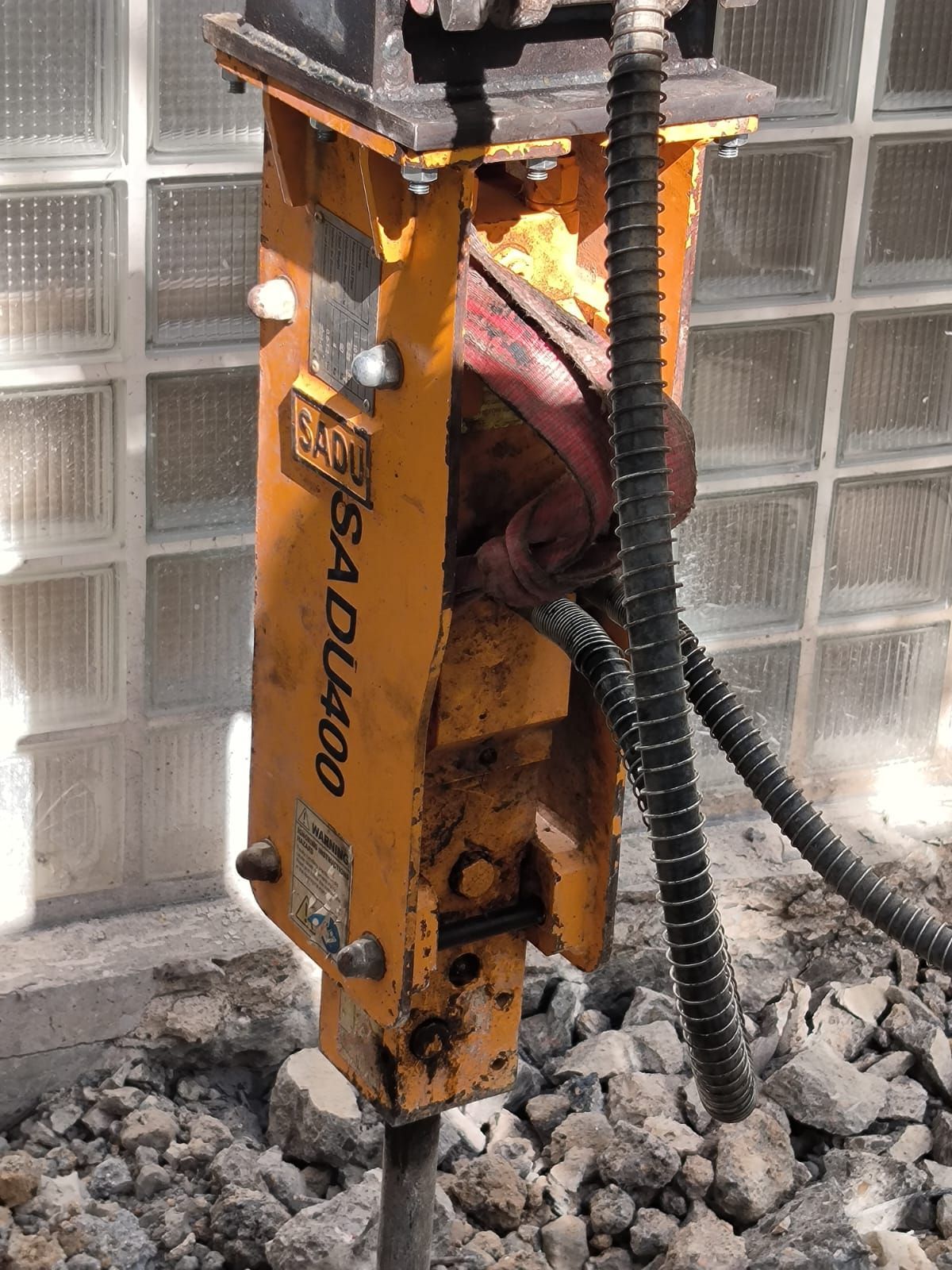 Una máquina amarilla que dice sa du400