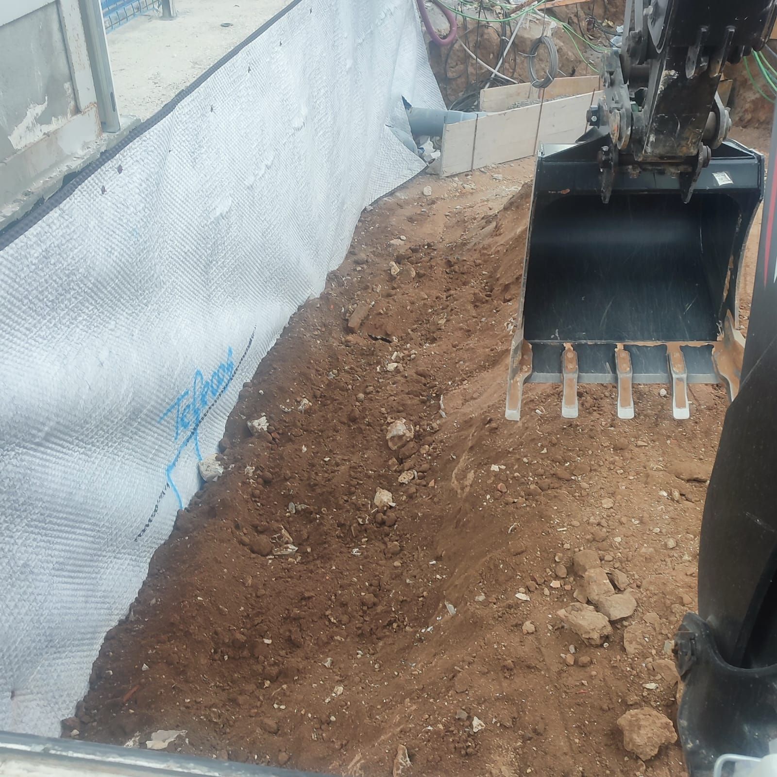 Una excavadora está cavando un hoyo en el suelo