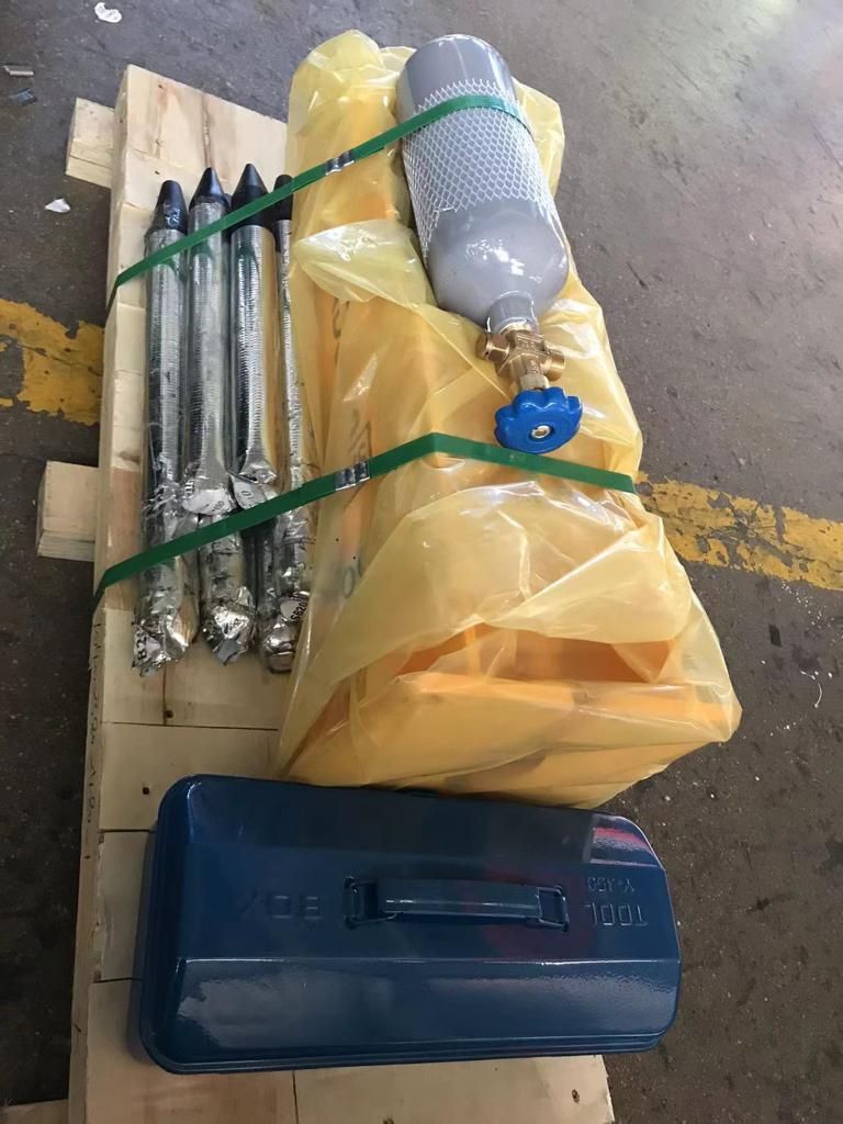 Una caja de herramientas azul está encima de una paleta de madera.