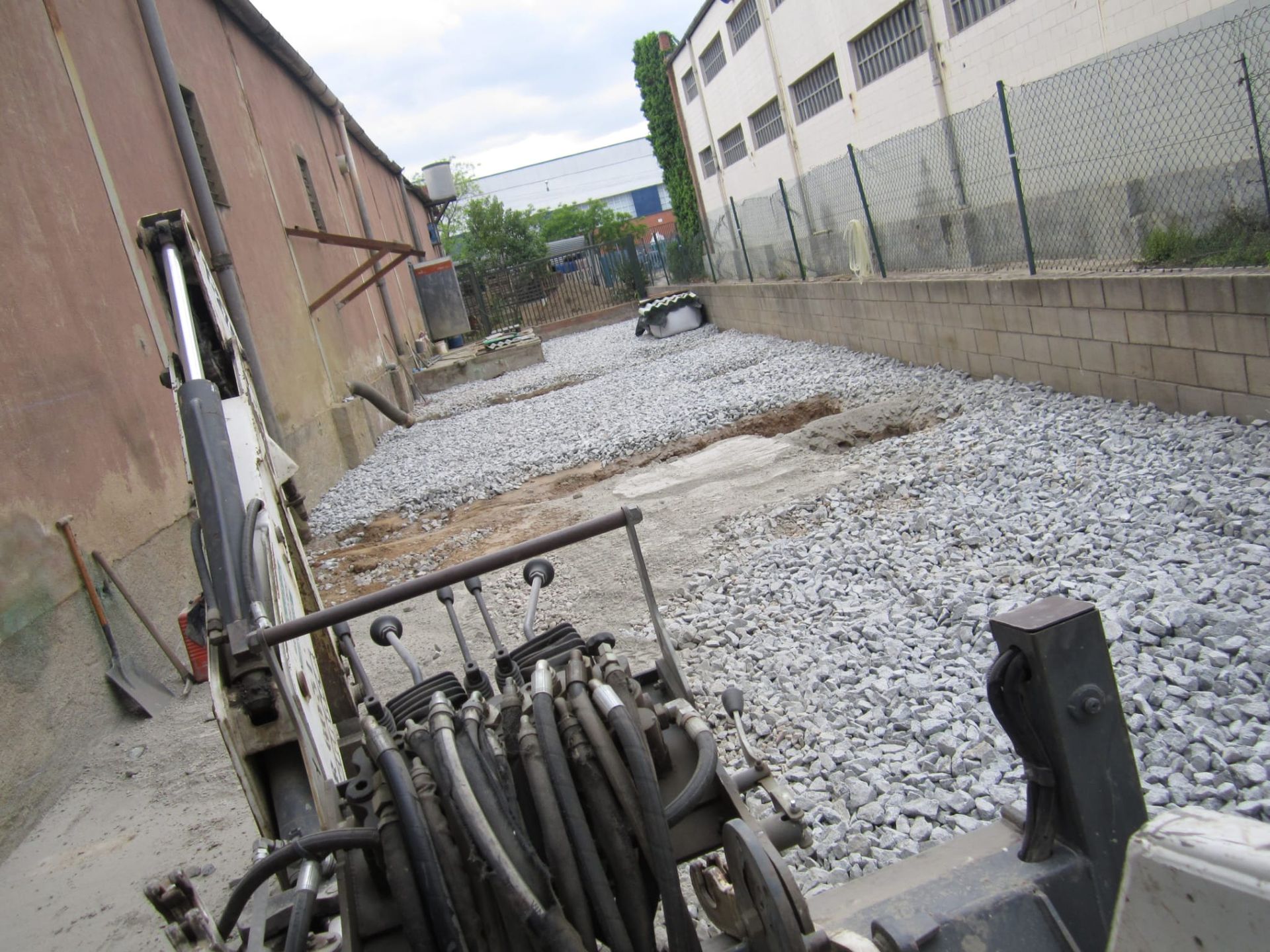 Una manguera grande está tendida en el suelo frente a un edificio.