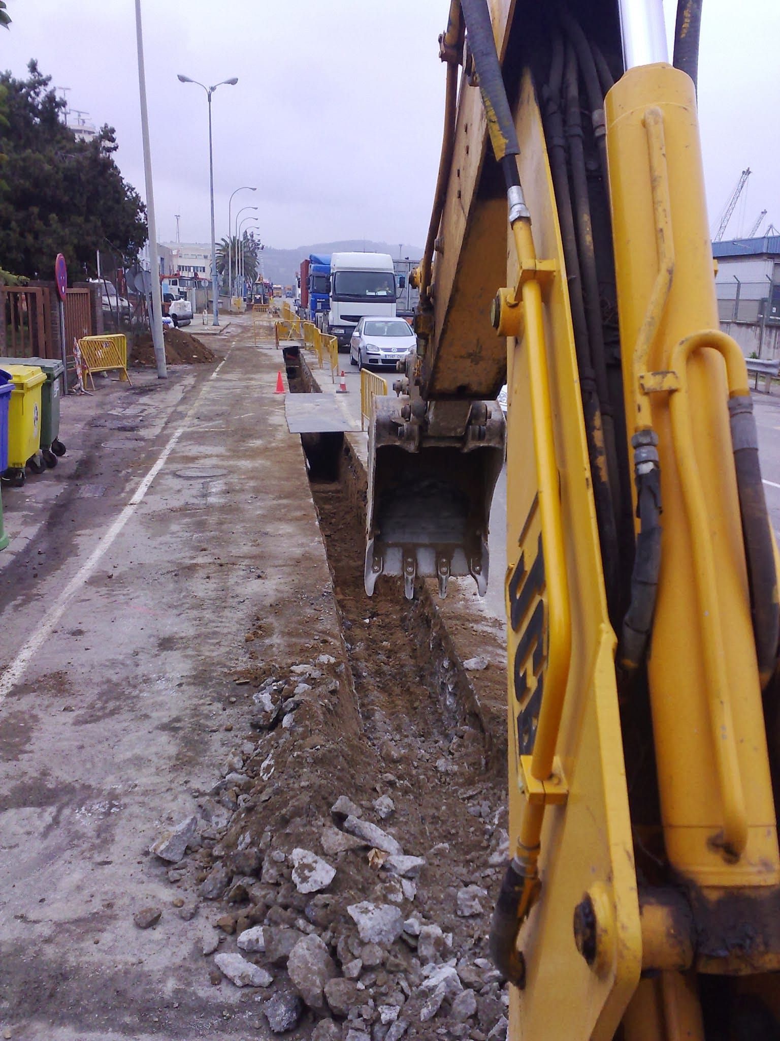 Una excavadora amarilla está cavando un hoyo en el suelo.