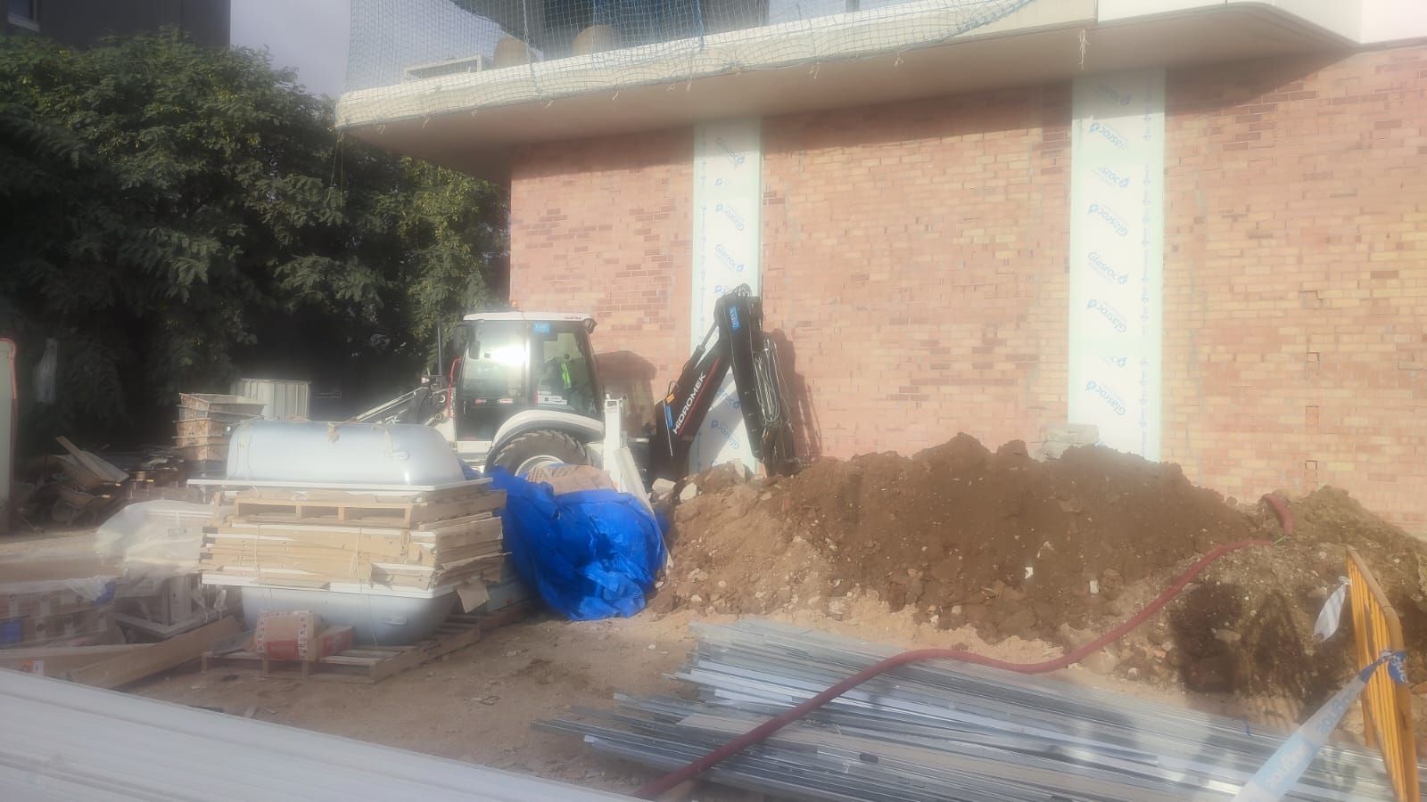 Una habitación vacía con una pared de ladrillos y una mesa dentro.
