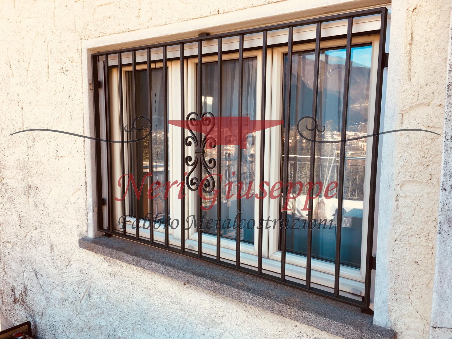 Un uomo sta macinando un pezzo di metallo con una smerigliatrice in una fabbrica.