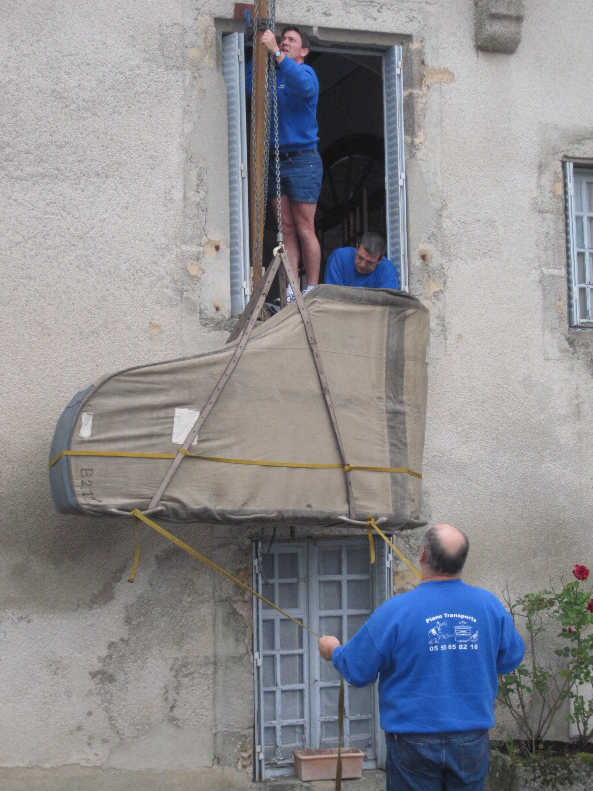 Montée du piano 1/2 queue Pleyel (2 m de long)