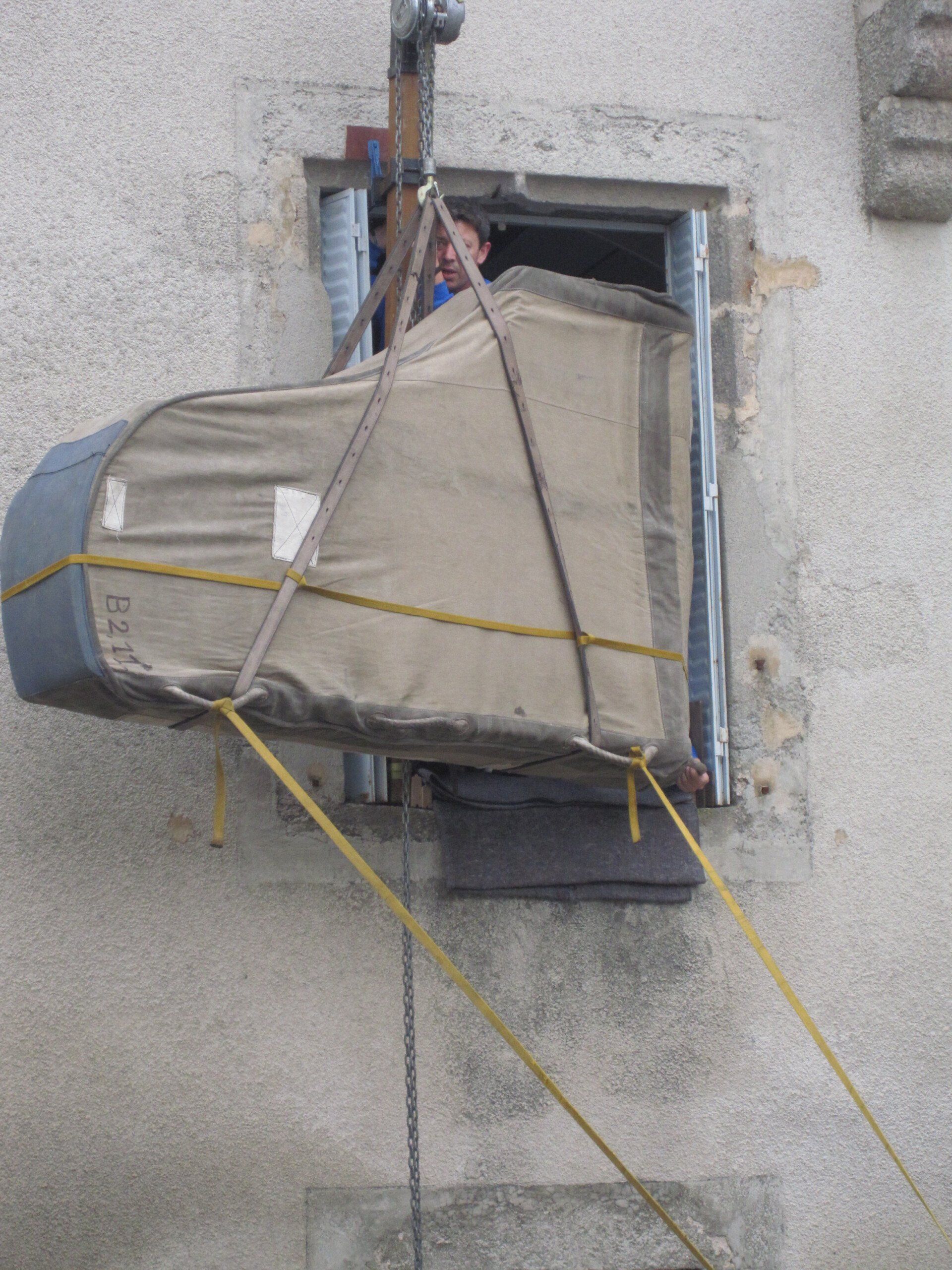 Passage fenêtre du piano 1/2 queue Pleyel (2 m de long)