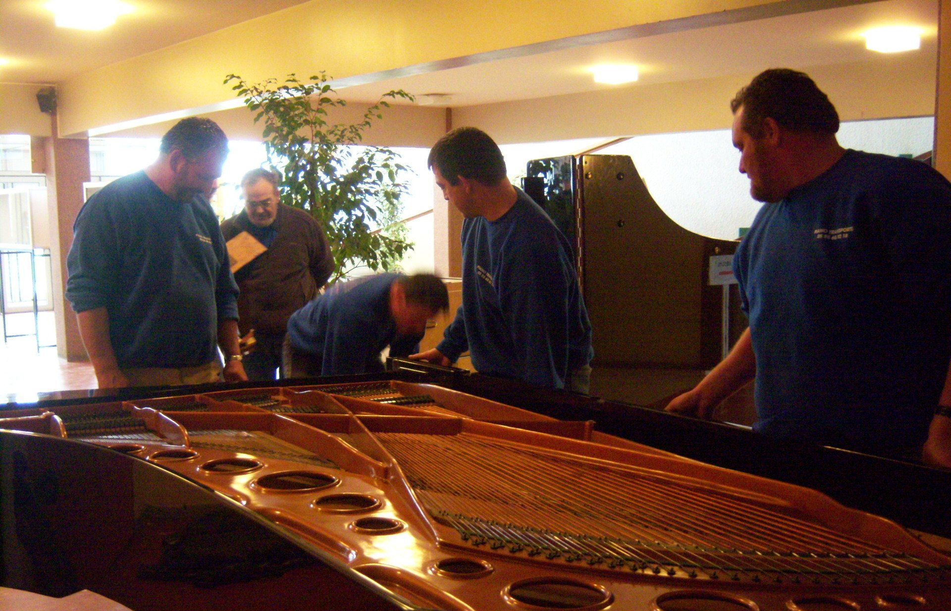 Mise en place du piano impérial Bösendorfer (2,90 m de long)