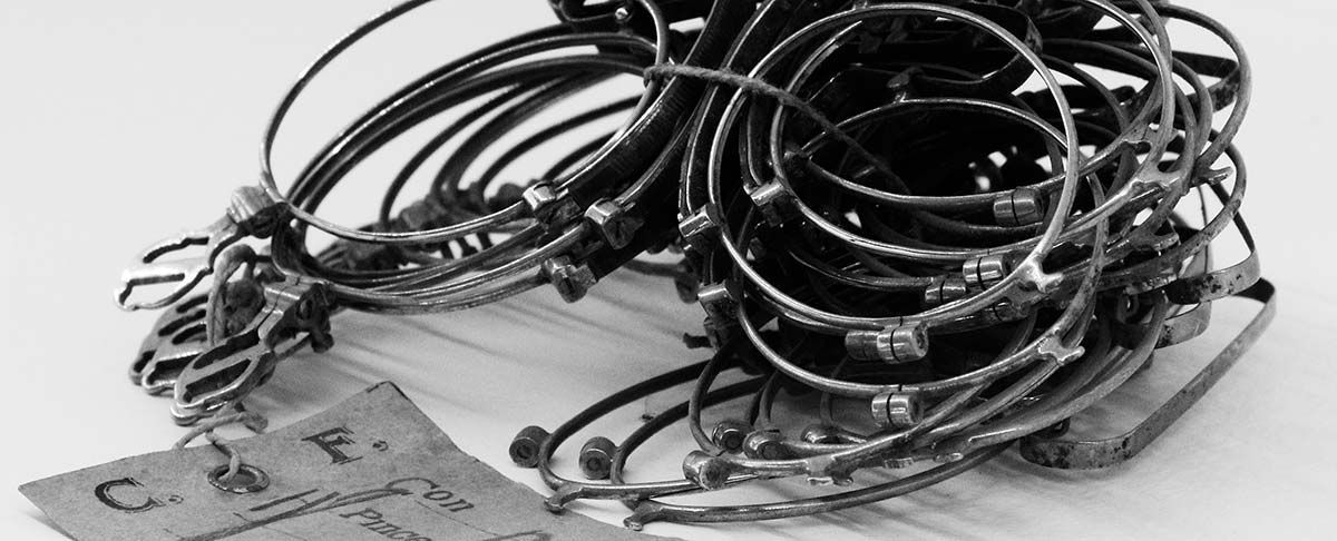 Una fotografía en blanco y negro de un montón de cables sobre una mesa.