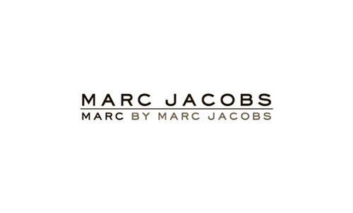 El logotipo de Marc by Marc Jacobs está sobre un fondo blanco.