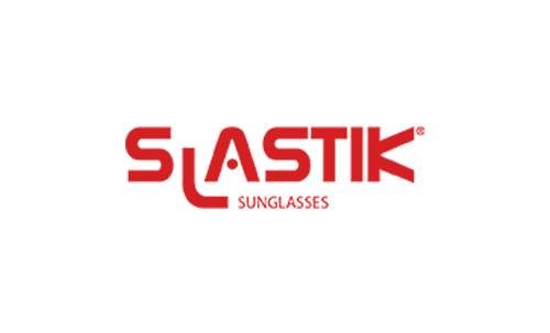 El logotipo de las gafas de sol Slastik es rojo y blanco sobre un fondo blanco.