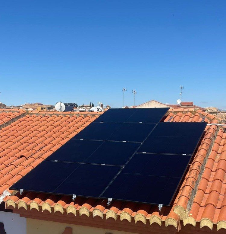 Persona con guantes instalando un panel solar.
